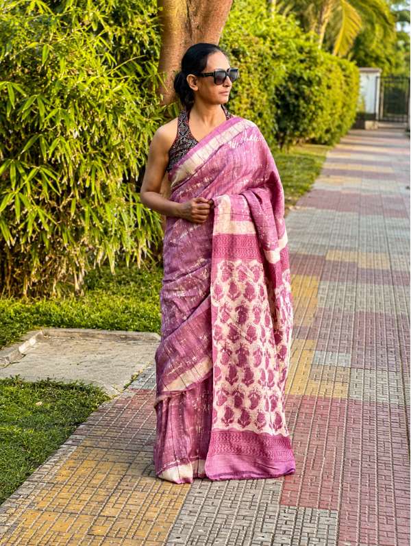 Mohar IND Dusty Onion Pink Gachhi Tassar Saree in Heritage Dabu Print (2) Mohar IND Dusty Onion Pink Gachhi Tassar Saree in Heritage Dabu Print (2)